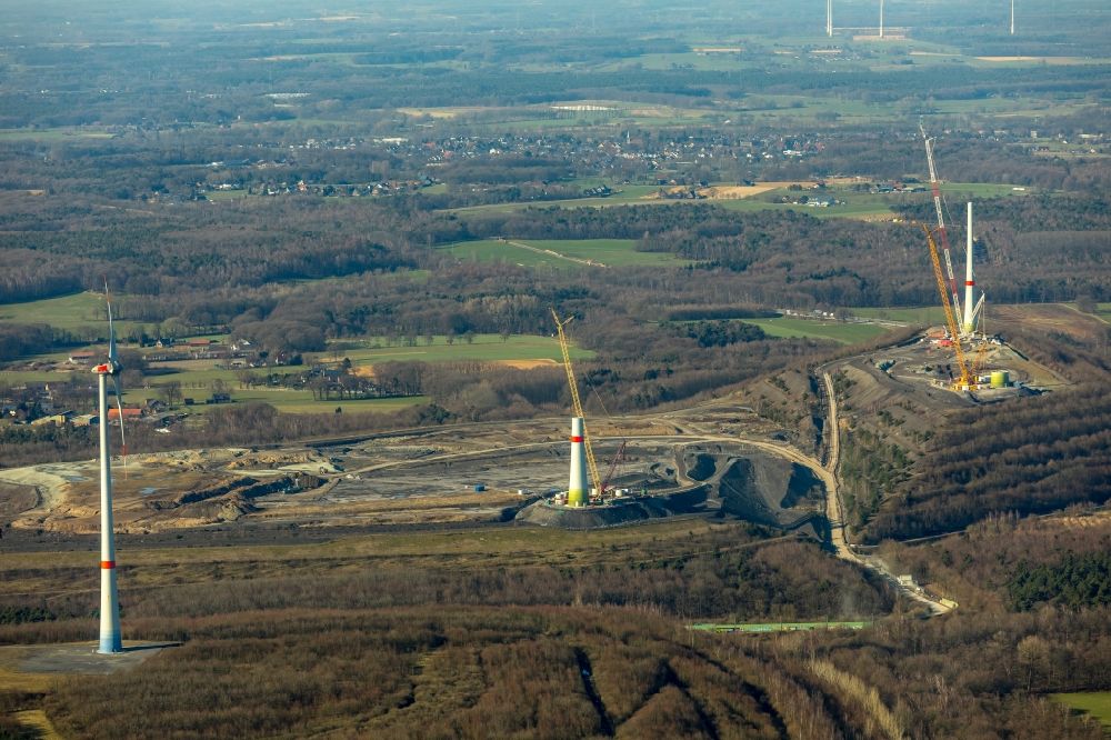 Luftaufnahme Dinslaken - Baustelle zur Windrad- Montage auf der Halde in Lohberg in Dinslaken im Bundesland Nordrhein-Westfalen, Deutschland
