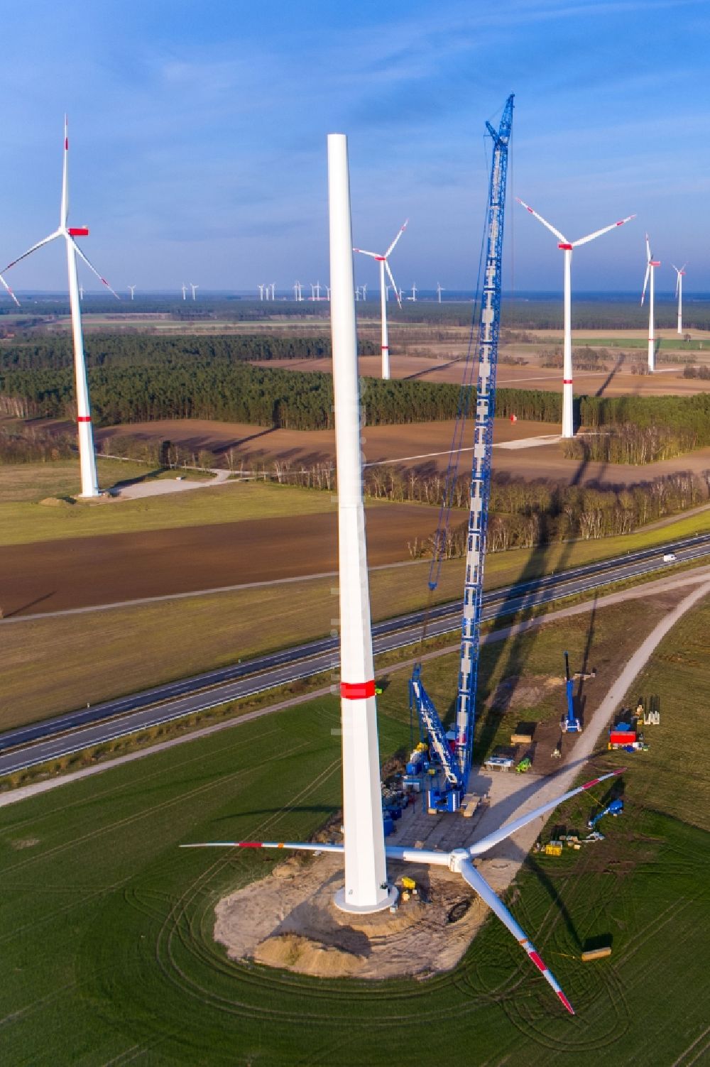 Hoort aus der Vogelperspektive: Baustelle zur Windrad- Montage in Hoort im Bundesland Mecklenburg-Vorpommern, Deutschland