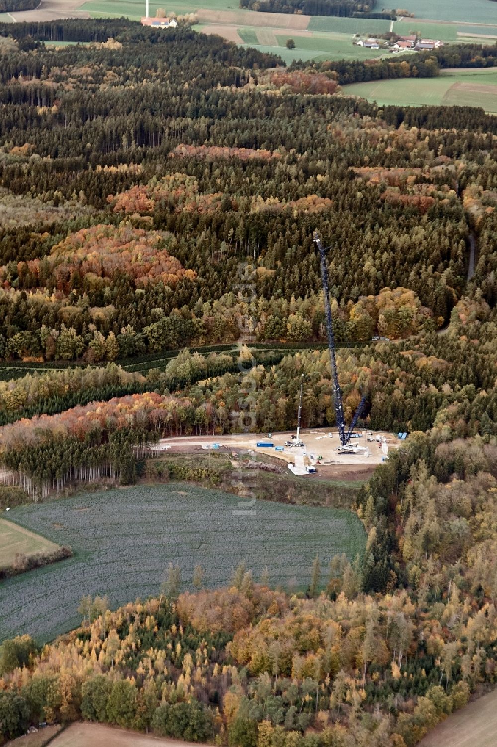 Luftaufnahme Pfettrach - Baustelle zur Windrad- Montage im Klosterholz in Pfettrach im Bundesland Bayern, Deutschland