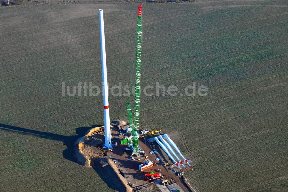 Milow aus der Vogelperspektive: Baustelle zur Windrad- Montage in Milow im Bundesland Mecklenburg-Vorpommern, Deutschland