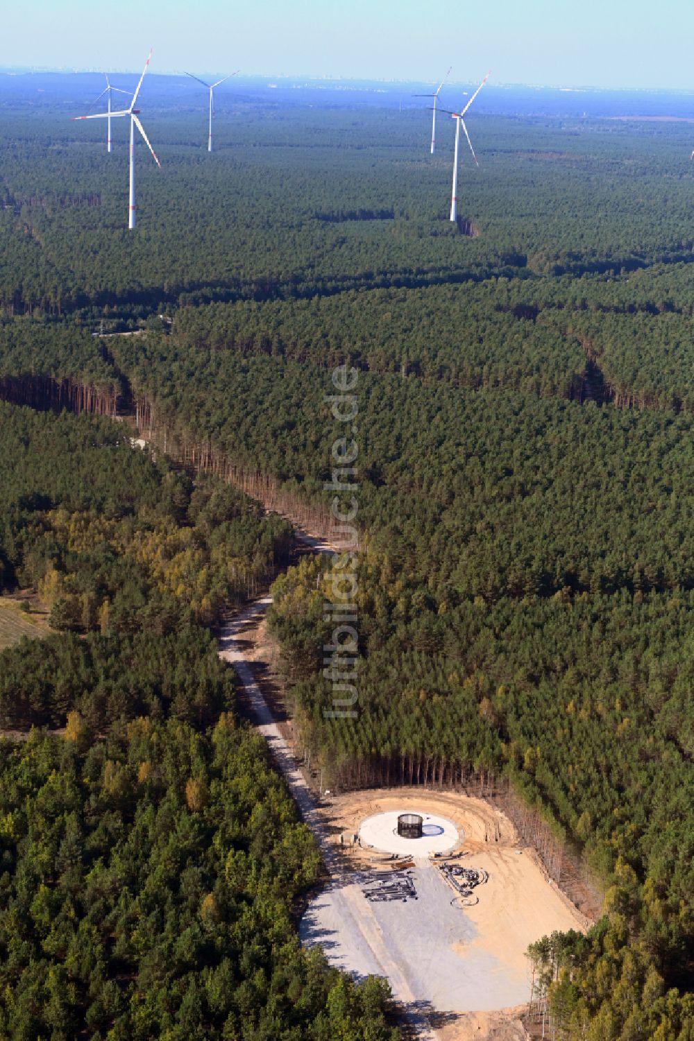 Spreenhagen von oben - Baustelle zur Windrad- Montage im Waldgebiet in Spreenhagen im Bundesland Brandenburg, Deutschland