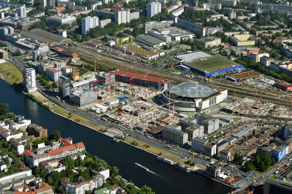 Luftbild Berlin - Baustellen auf dem Anschutz Areal an der Mercedes-Benz-Arena am Ufer des Flussverlaufes der Spree im Ortsteil Friedrichshain in Berlin
