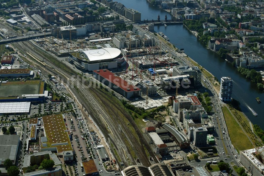 Luftaufnahme Berlin - Baustellen auf dem Anschutz Areal an der Mercedes-Benz-Arena am Ufer des Flussverlaufes der Spree im Ortsteil Friedrichshain in Berlin