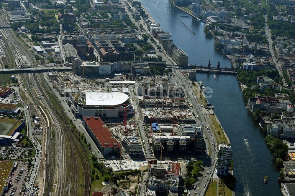 Berlin von oben - Baustellen auf dem Anschutz Areal an der Mercedes-Benz-Arena am Ufer des Flussverlaufes der Spree im Ortsteil Friedrichshain in Berlin