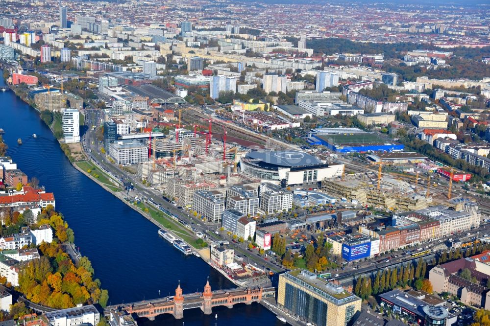 Luftaufnahme Berlin - Baustellen auf dem Entwicklungsgebiet Anschutz- Areal im Ortsteil Bezirk Friedrichshain-Kreuzberg in Berlin, Deutschland