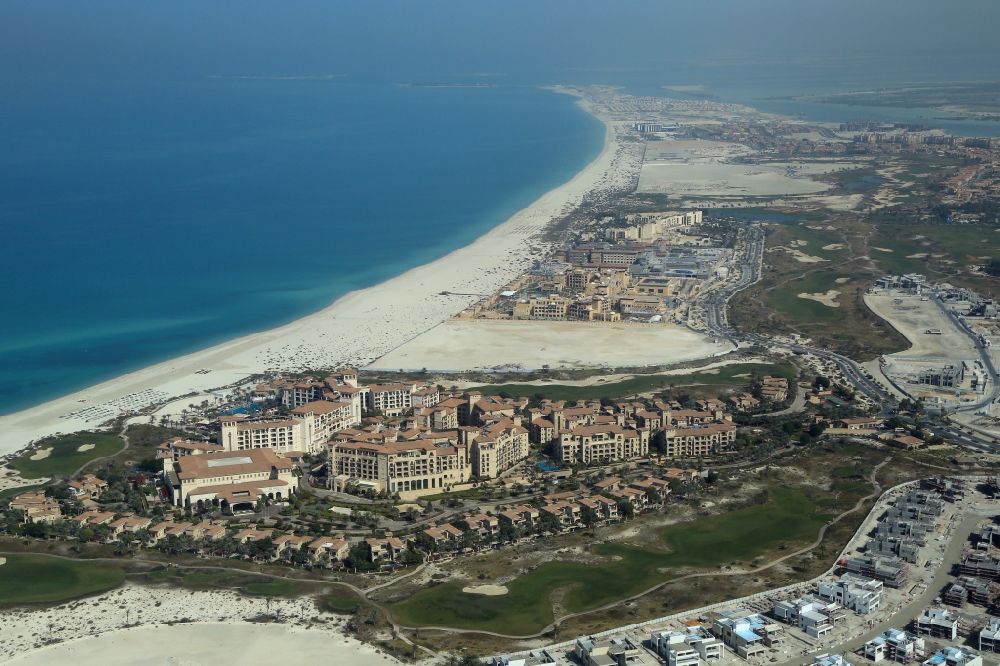 Abu Dhabi aus der Vogelperspektive: Baustellen zu Neubau- Wohngebieten und Hotels auf der Insel Saadiyat in Abu Dhabi in Vereinigte Arabische Emirate