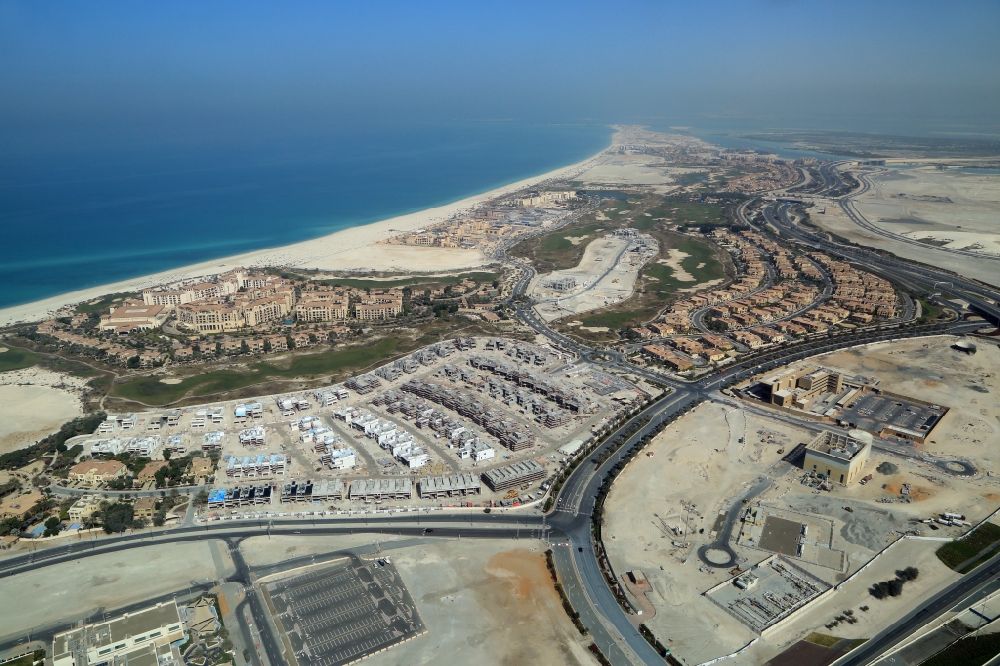 Abu Dhabi von oben - Baustellen zu Neubau- Wohngebieten und Hotels auf der Insel Saadiyat in Abu Dhabi in Vereinigte Arabische Emirate