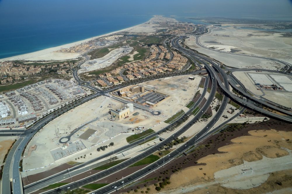 Abu Dhabi aus der Vogelperspektive: Baustellen zu Neubau- Wohngebieten und Hotels auf der Insel Saadiyat in Abu Dhabi in Vereinigte Arabische Emirate