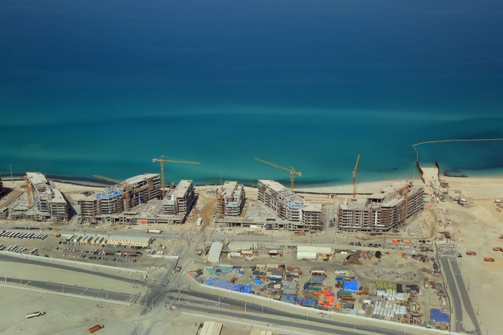 Abu Dhabi von oben - Baustellen zu Neubau- Wohngebieten und Hotels an der Küste des Persischen Golf auf der Insel Saadiyat in Abu Dhabi in Vereinigte Arabische Emirate