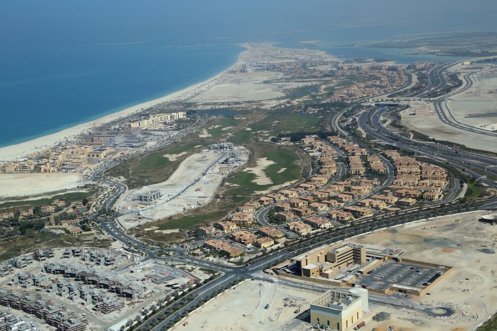Abu Dhabi aus der Vogelperspektive: Baustellen zu Neubau- Wohngebieten auf der Insel Saadiyat in Abu Dhabi in Vereinigte Arabische Emirate