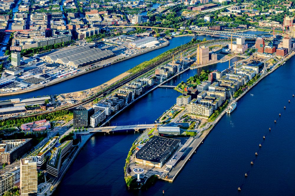 Hamburg aus der Vogelperspektive: Baustellen für Wohn- und Geschäftshäuser Baakenhafen an der Baakenallee in Hamburg, Deutschland