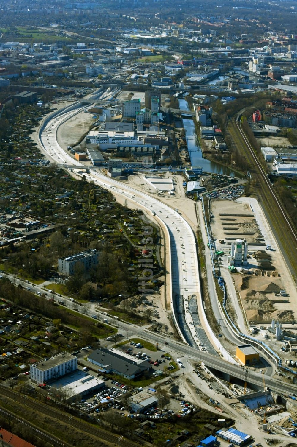 Berlin aus der Vogelperspektive: Baustellen zum Neubau der Verlängerung der Stadtautobahn A100 in Berlin Treptow