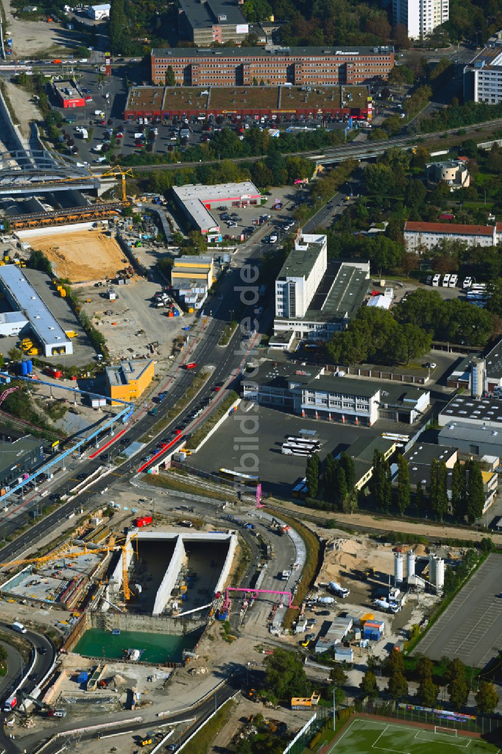 Luftaufnahme Berlin - Baustellen zum Neubau der Verlängerung der Stadtautobahn A100 im Ortsteil Neukölln in Berlin, Deutschland