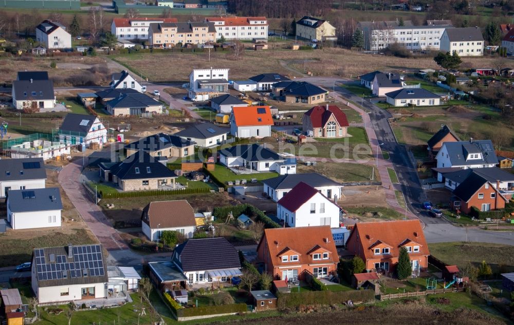 Luftaufnahme Lützow - Baustellen zum Neubau- Wohngebiet einer Einfamilienhaus- Siedlung in Lützow im Bundesland Mecklenburg-Vorpommern, Deutschland