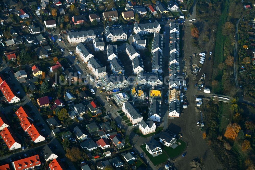 Luftbild Berlin - Baustellen zum Neubau- Wohngebiet einer Einfamilienhaus- Siedlung Möwenweg - Grüne Aue im Ortsteil Biesdorf in Berlin, Deutschland
