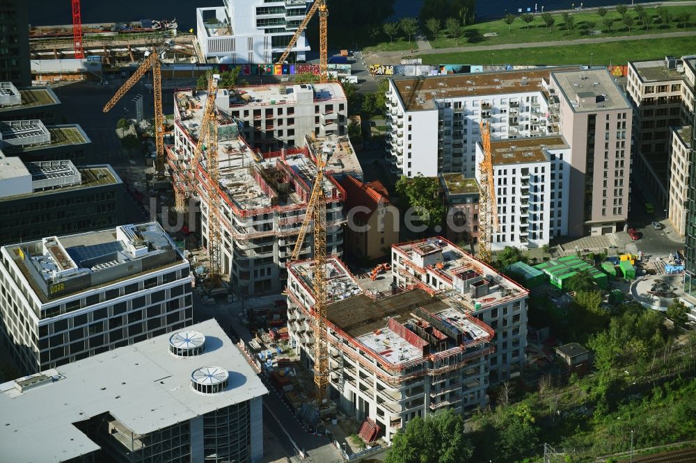 Berlin von oben - Baustellen zum Wohn- und Geschäftshausneubau Max & Moritz im Stadtteil Friedrichshain von Berlin