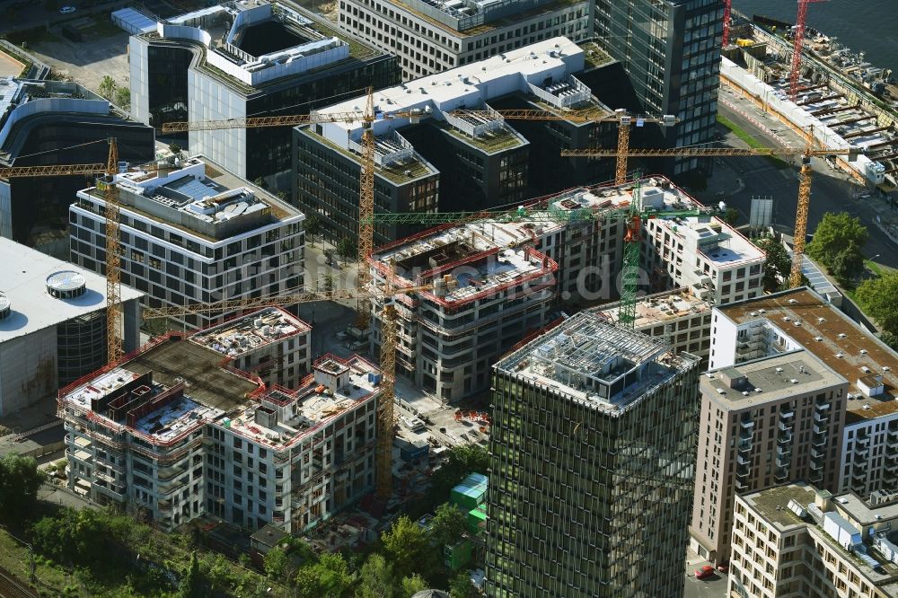 Luftaufnahme Berlin - Baustellen zum Wohn- und Geschäftshausneubau Max & Moritz im Stadtteil Friedrichshain von Berlin