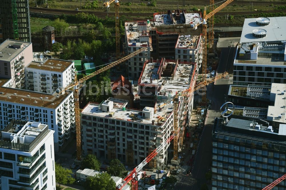 Berlin aus der Vogelperspektive: Baustellen zum Wohn- und Geschäftshausneubau Max & Moritz im Stadtteil Friedrichshain von Berlin