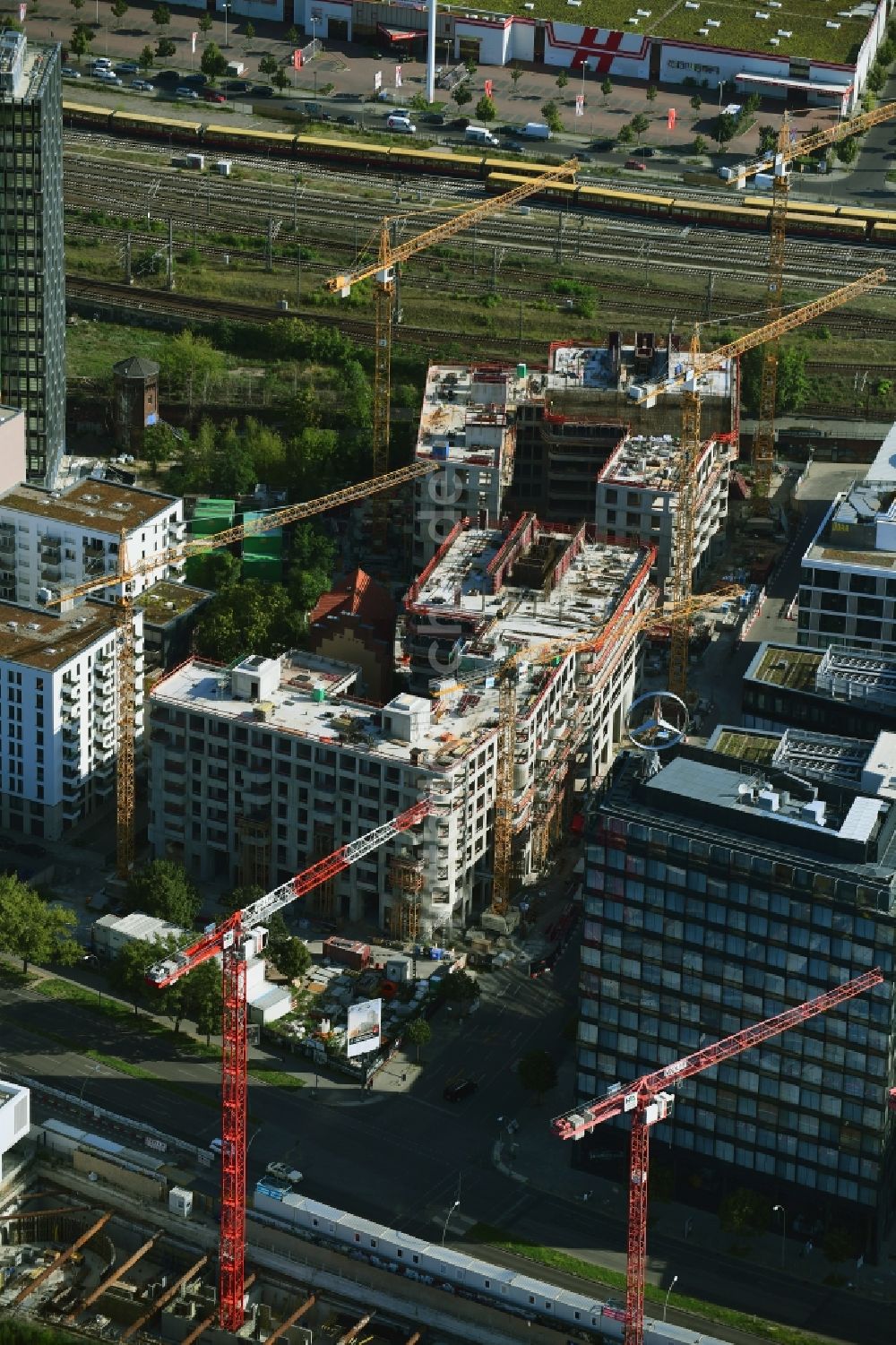 Luftbild Berlin - Baustellen zum Wohn- und Geschäftshausneubau Max & Moritz im Stadtteil Friedrichshain von Berlin