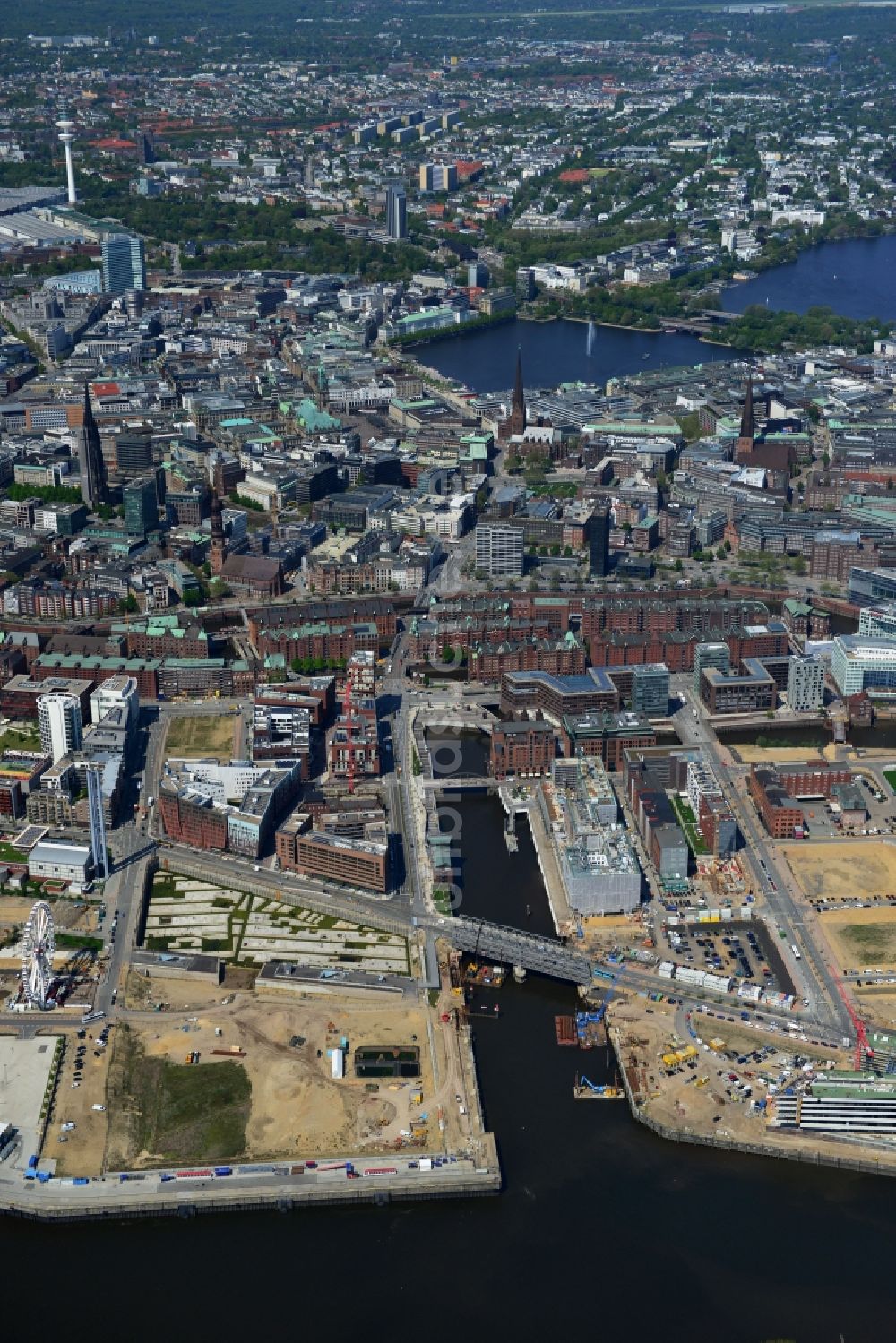 Luftbild Hamburg - Baustellen zur Neugestaltung und Umnutzung des Areales Brooktorhafen, Überseequartier in der HafenCity in Hamburg