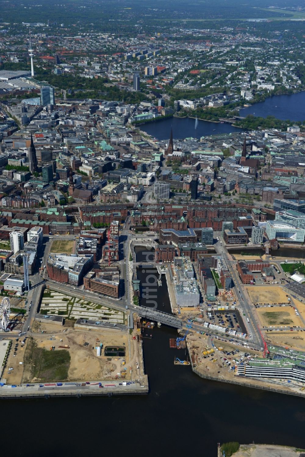 Luftaufnahme Hamburg - Baustellen zur Neugestaltung und Umnutzung des Areales Brooktorhafen, Überseequartier in der HafenCity in Hamburg