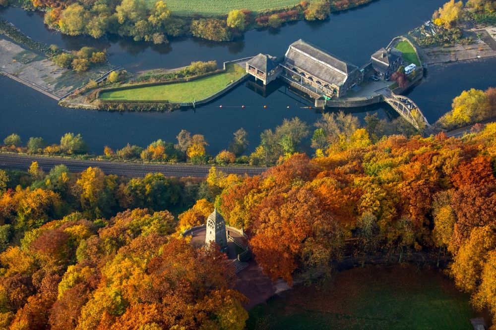 Luftaufnahme Witten - Bauwerk des Aussichtsturmes Berger-Denkmal und Laufwasserwerk in der Ruhr im Süden von Witten im Bundesland Nordrhein-Westfalen