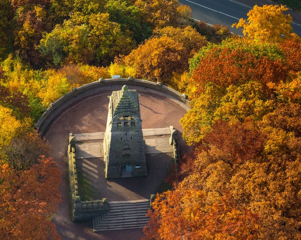 Witten aus der Vogelperspektive: Bauwerk des Aussichtsturmes Berger-Denkmal im Süden von Witten im Bundesland Nordrhein-Westfalen
