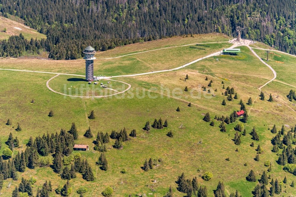 Luftbild Feldberg (Schwarzwald) - Bauwerk des Aussichtsturmes auf der Bergkuppe in Feldberg (Schwarzwald) im Bundesland Baden-Württemberg, Deutschland