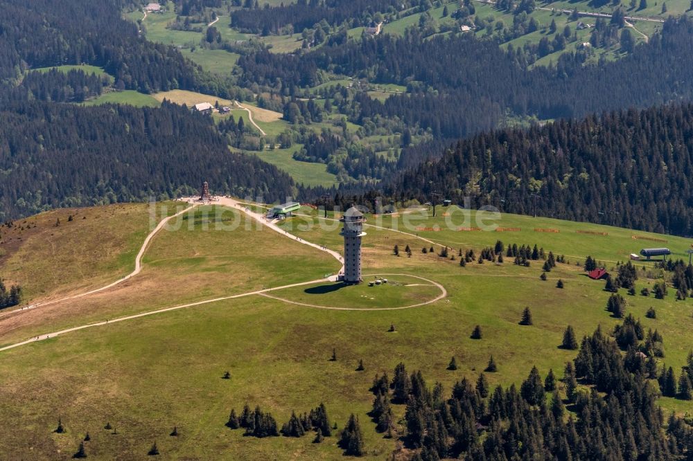 Luftaufnahme Feldberg (Schwarzwald) - Bauwerk des Aussichtsturmes auf der Bergkuppe in Feldberg (Schwarzwald) im Bundesland Baden-Württemberg, Deutschland