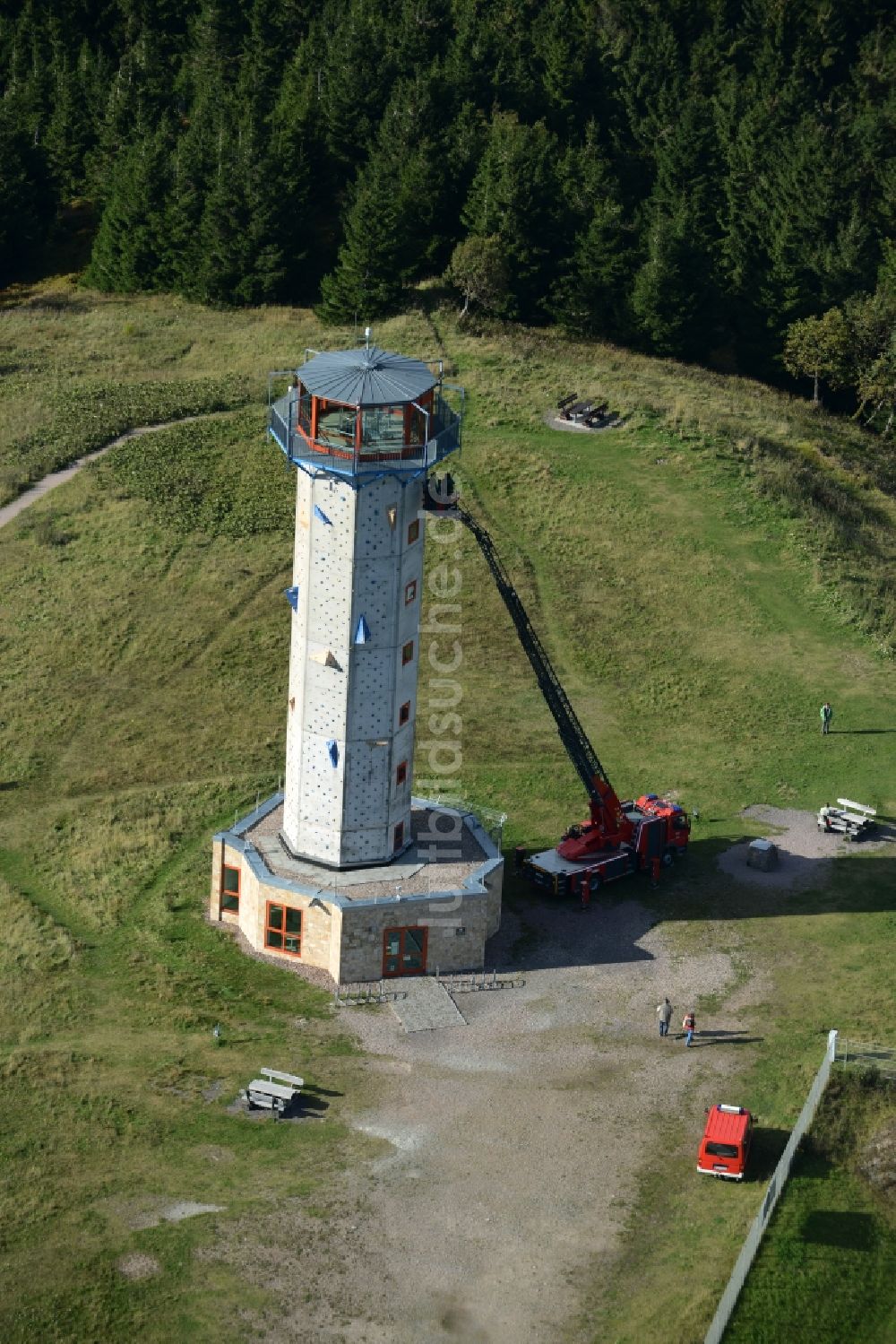 Gehlberg aus der Vogelperspektive: Bauwerk des Aussichtsturmes auf der Bergkuppe des Schneekopf in Gehlberg im Bundesland Thüringen