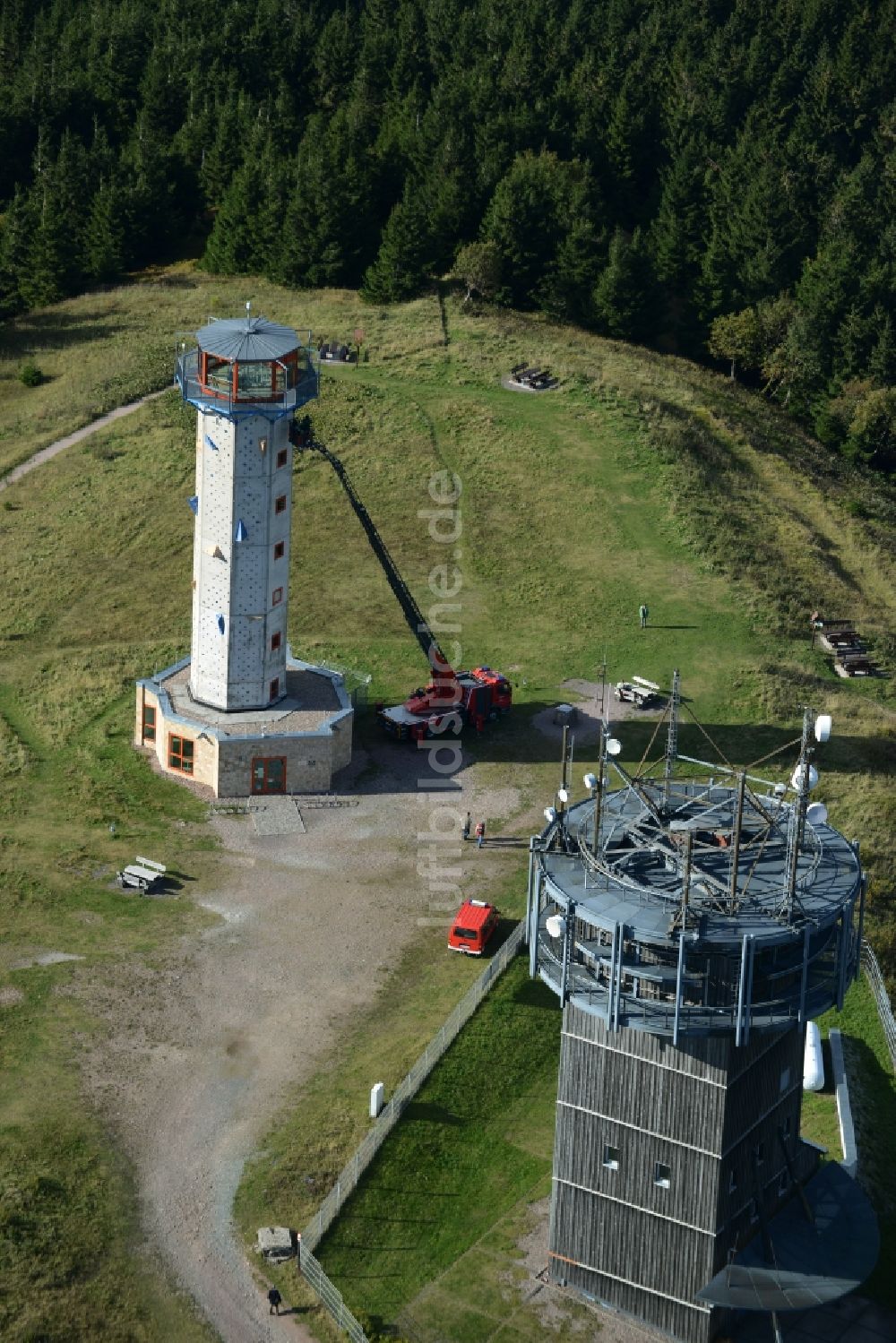 Luftbild Gehlberg - Bauwerk des Aussichtsturmes auf der Bergkuppe des Schneekopf in Gehlberg im Bundesland Thüringen