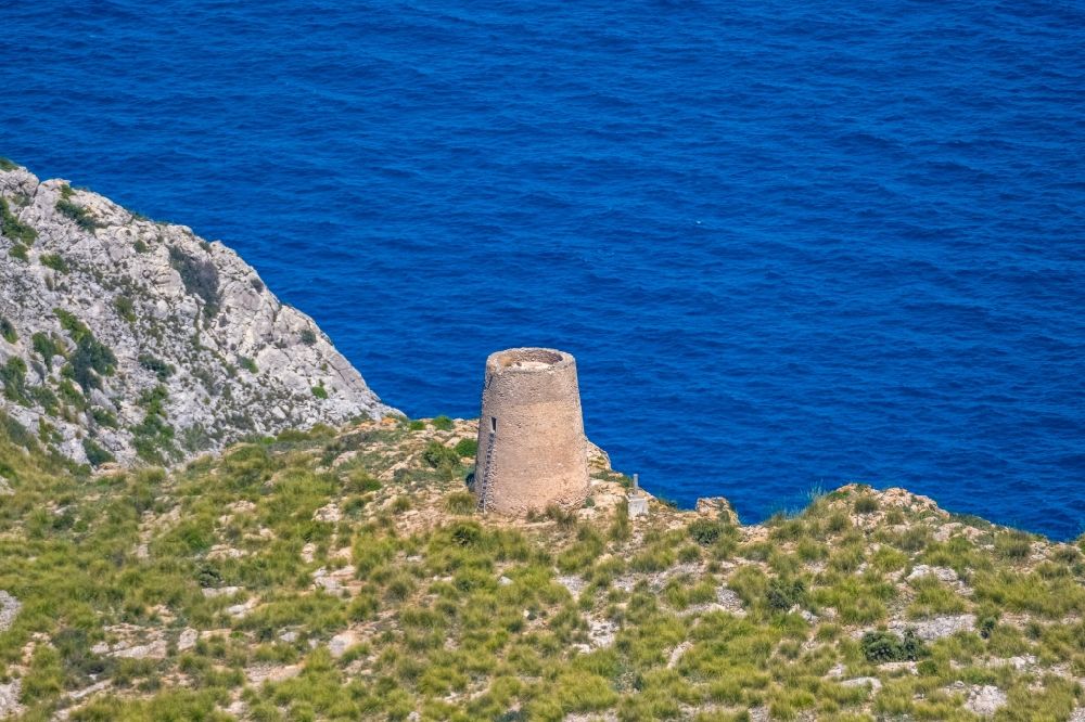 Arta aus der Vogelperspektive: Bauwerk des Aussichtsturmes am Cap Farrutx in Arta in Balearische Insel Mallorca, Spanien