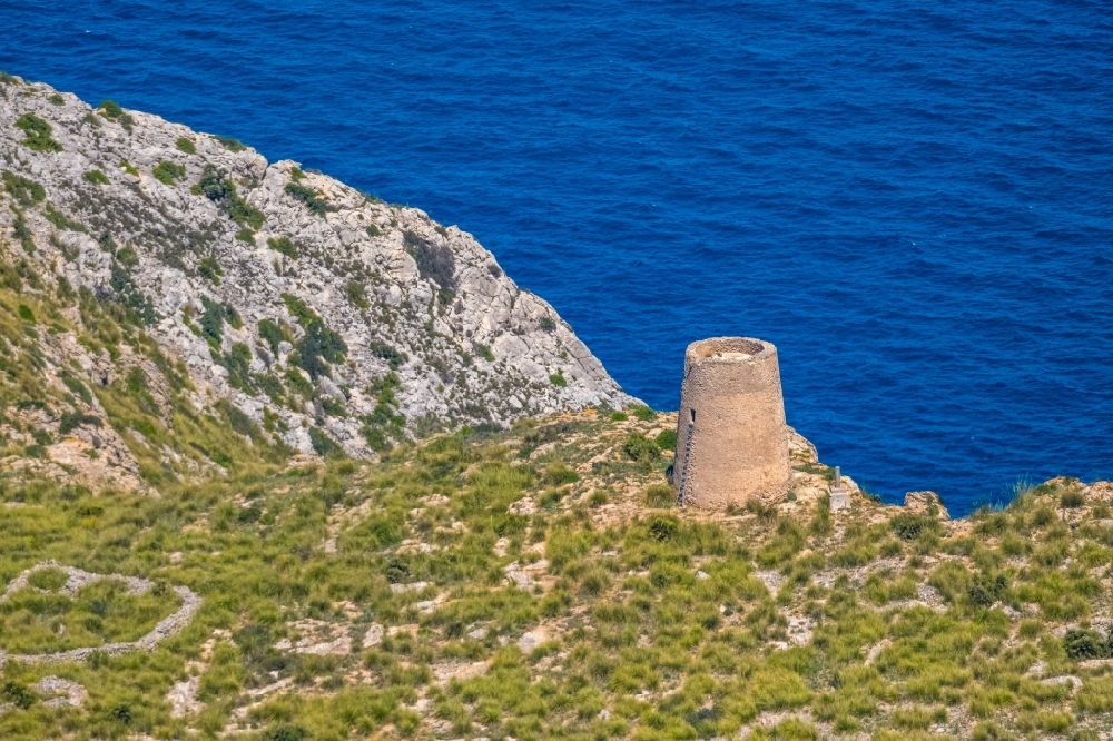 Luftbild Arta - Bauwerk des Aussichtsturmes am Cap Farrutx in Arta in Balearische Insel Mallorca, Spanien