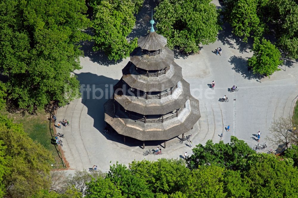 Luftaufnahme München - Bauwerk des Aussichtsturmes Chinesischer Turm im Englischen Garten in München im Bundesland Bayern, Deutschland