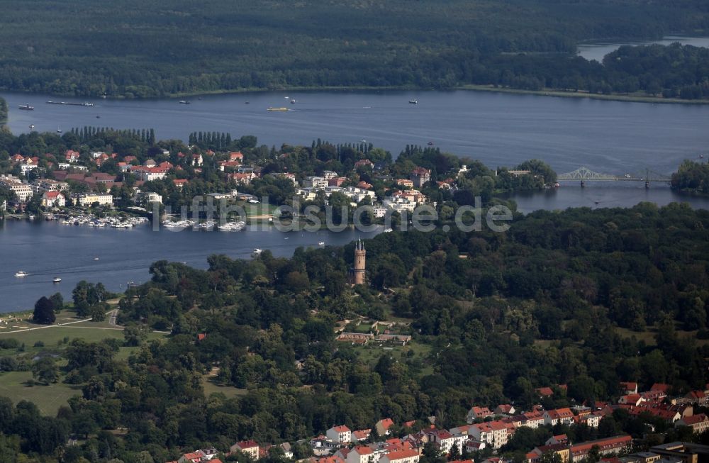 Luftaufnahme Potsdam - Bauwerk des Aussichtsturmes Flatowturm im Park im Ortsteil Babelsberg in Potsdam im Bundesland Brandenburg