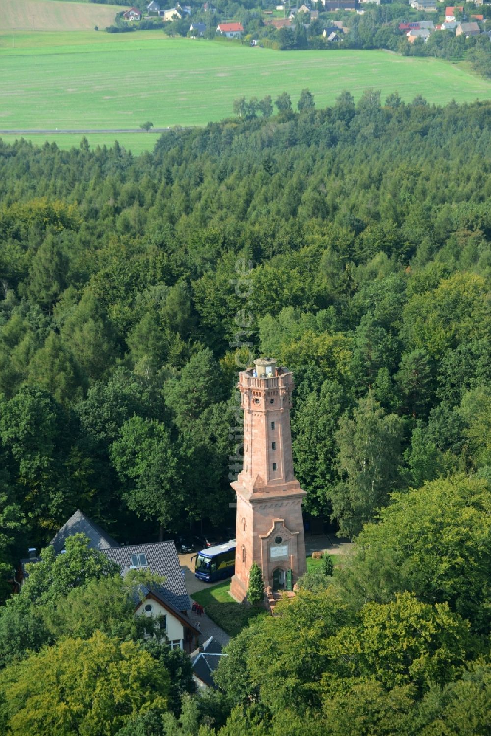 Luftaufnahme Rochlitz - Bauwerk des Aussichtsturmes Friedrich-August-Turm am Rochlitzer Berg in Rochlitz im Bundesland Sachsen