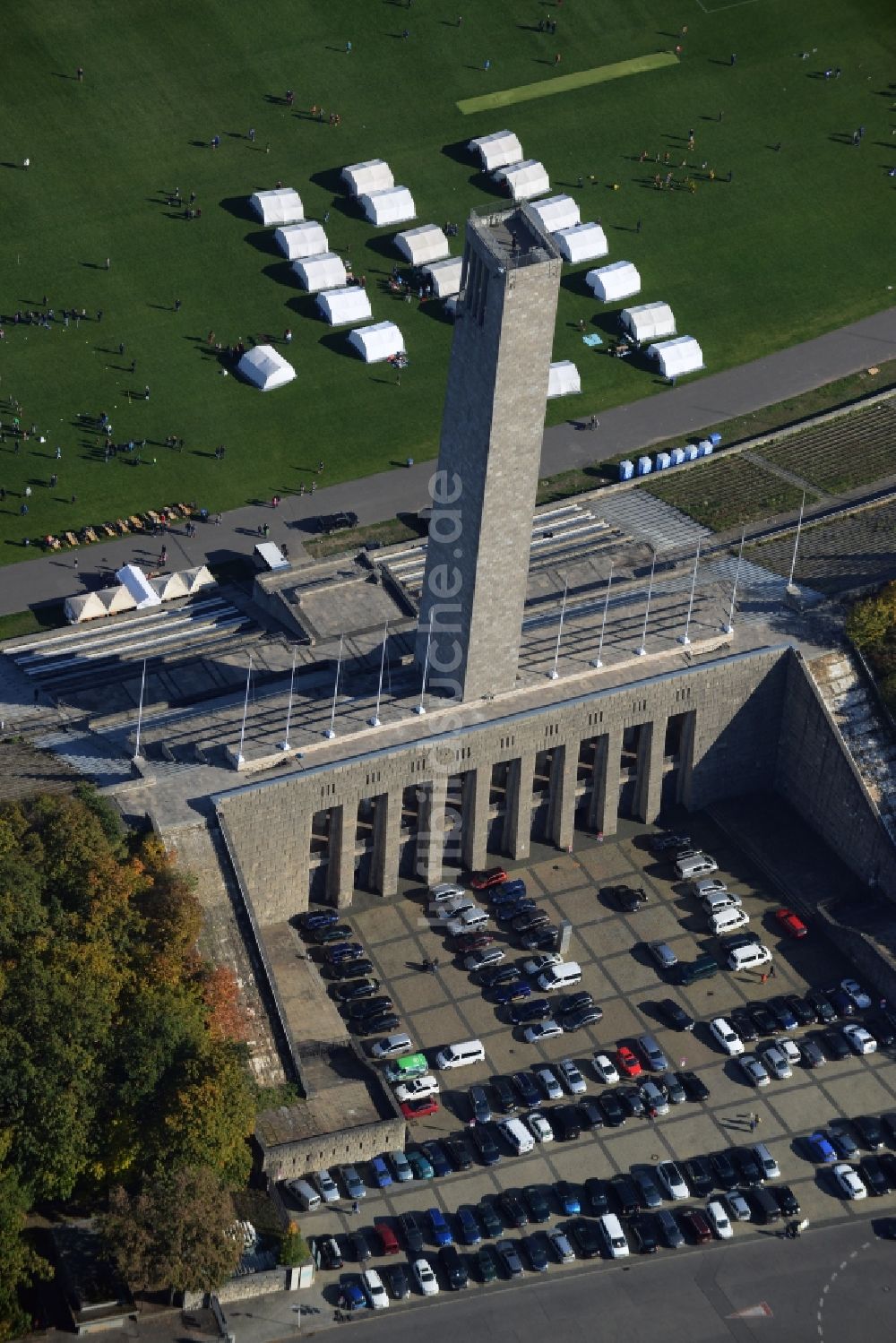 Berlin von oben - Bauwerk des Aussichtsturmes Glockenturm in Berlin