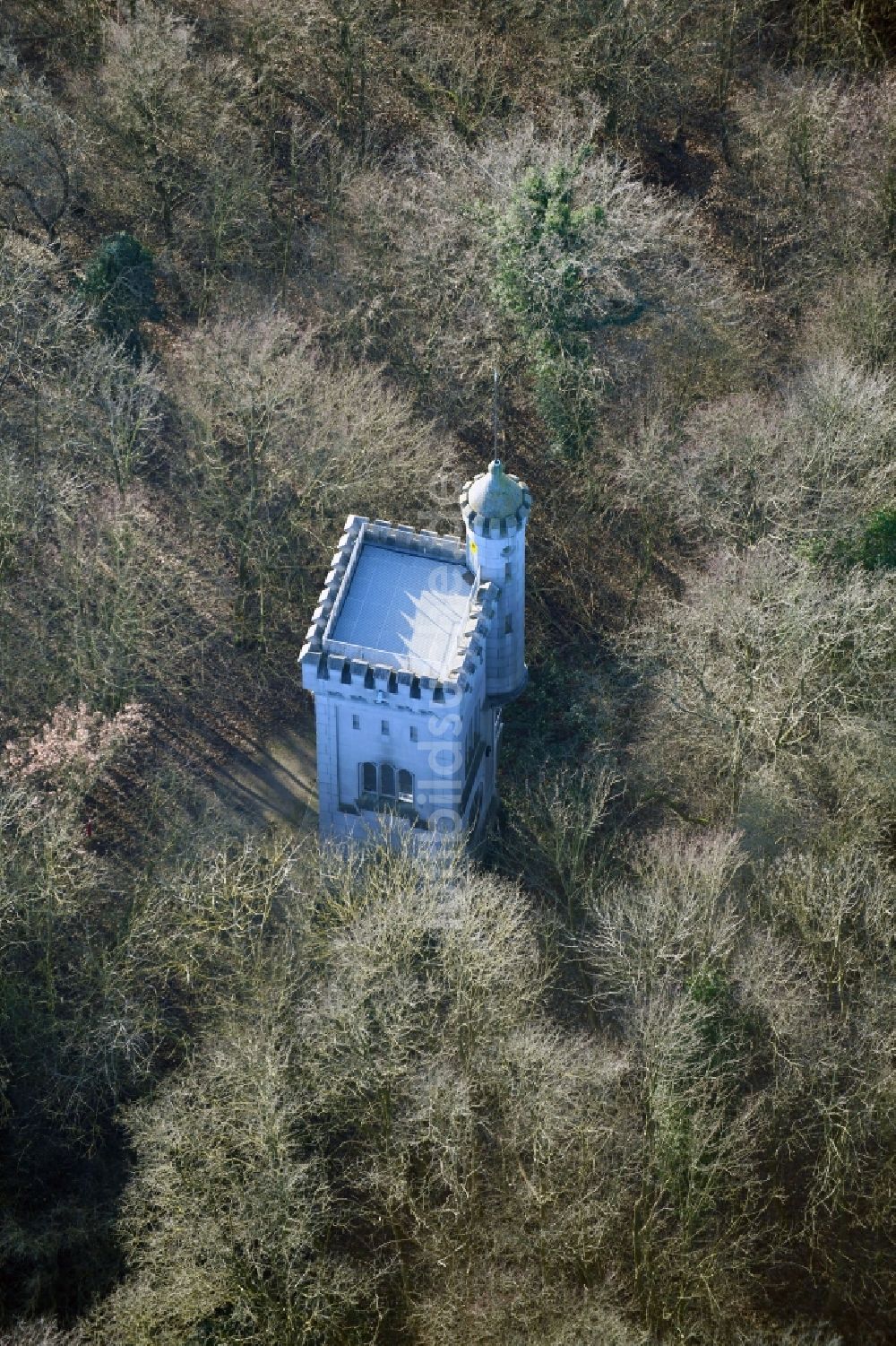 Luftaufnahme Schwerin - Bauwerk des Aussichtsturmes auf der Insel Kaninchenwerder in Schwerin im Bundesland Mecklenburg-Vorpommern, Deutschland