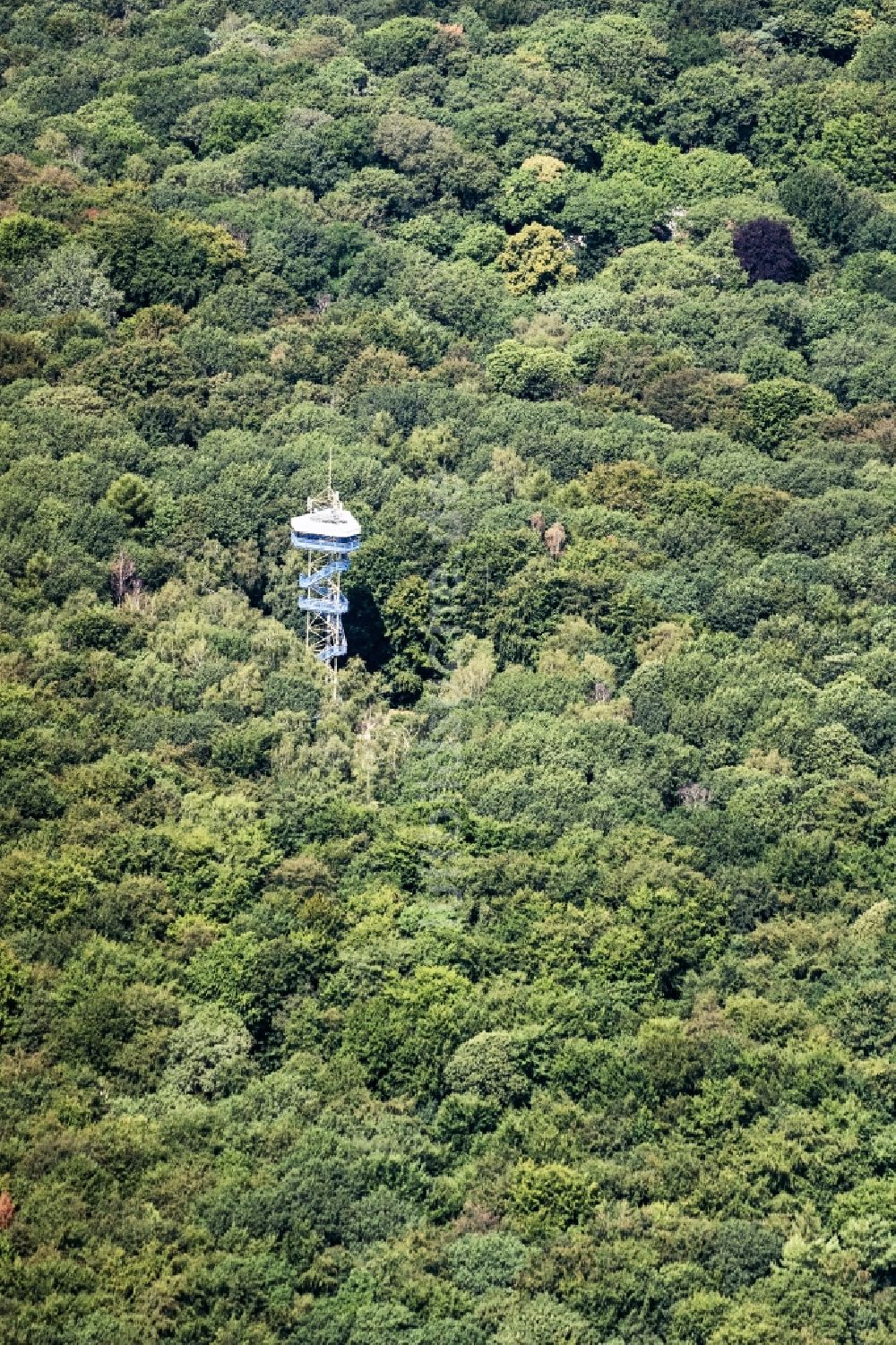 Luftaufnahme Krefeld - Bauwerk des Aussichtsturmes Johannesturm in Krefeld im Bundesland Nordrhein-Westfalen, Deutschland