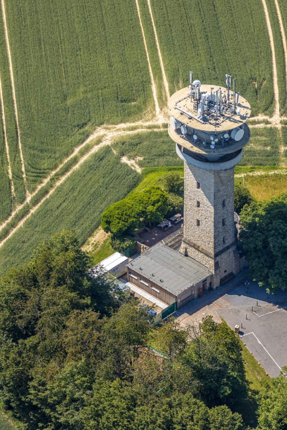 Nottuln von oben - Bauwerk des Aussichtsturmes des Longinusturm am Baumberg im Ortsteil Baumberg in Nottuln im Bundesland Nordrhein-Westfalen, Deutschland