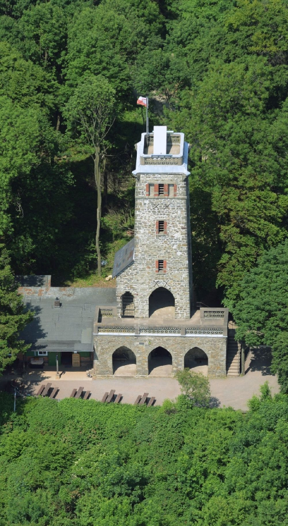 Luftbild Rinteln - Bauwerk des Aussichtsturmes Luhdener Klippenturm am Kamm des Wesergebirges in Rinteln im Bundesland Niedersachsen