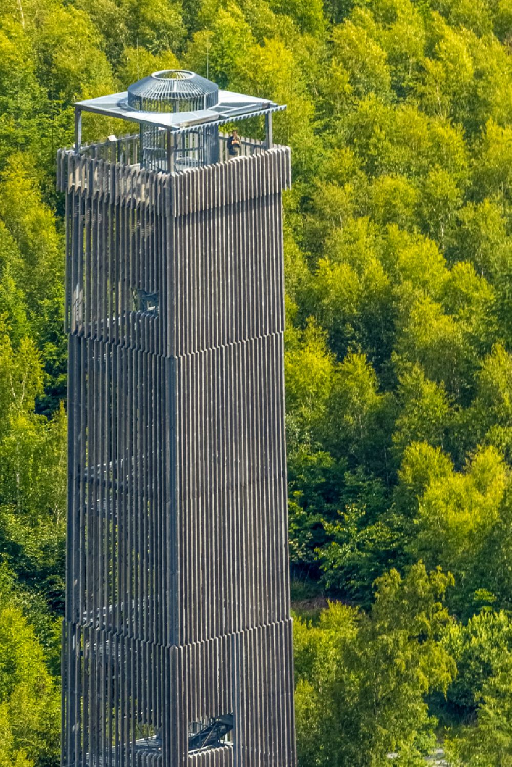 Möhnesee von oben - Bauwerk des Aussichtsturmes Möhnesee Turm in Möhnesee im Bundesland Nordrhein-Westfalen, Deutschland