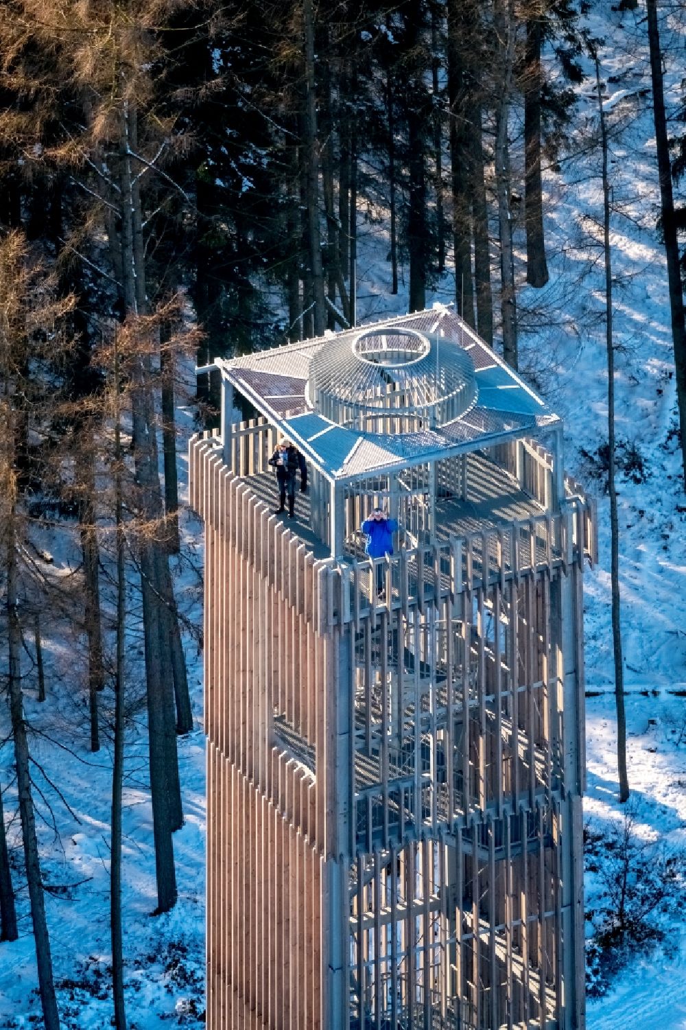 Luftbild Möhnesee - Bauwerk des Aussichtsturmes Möhnesee Turm im winterlich verschneiten Arnsberger Wald in Möhnesee im Bundesland Nordrhein-Westfalen