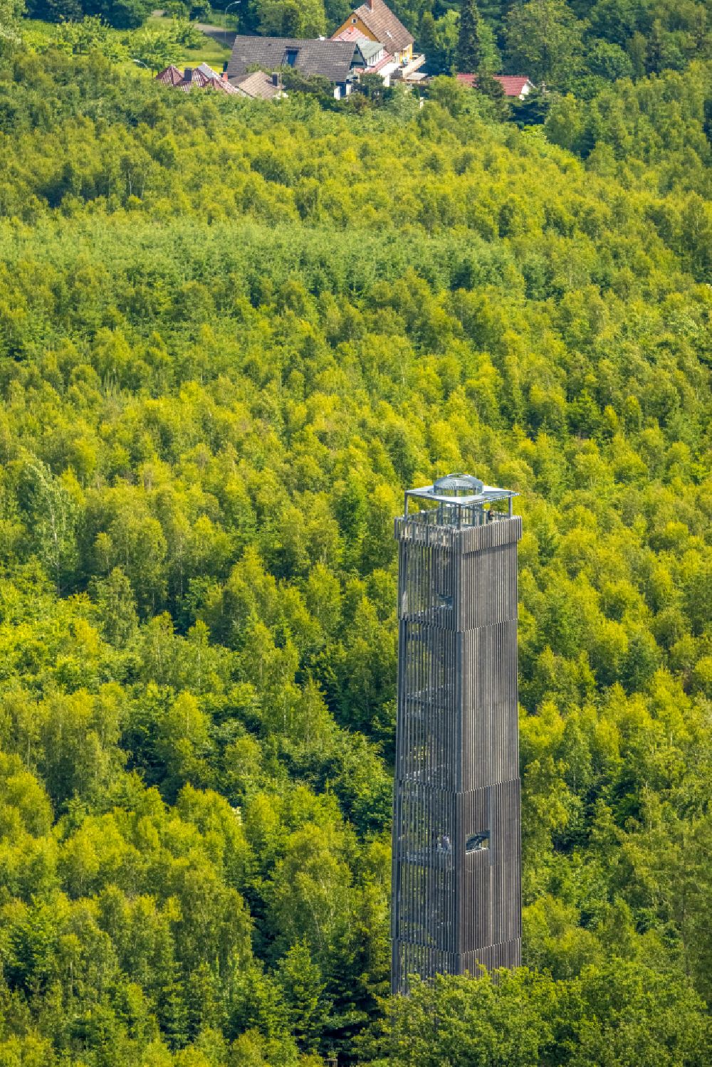 Luftaufnahme Möhnesee - Bauwerk des Aussichtsturmes Möhnesee Turm in Möhnesee im Bundesland Nordrhein-Westfalen, Deutschland