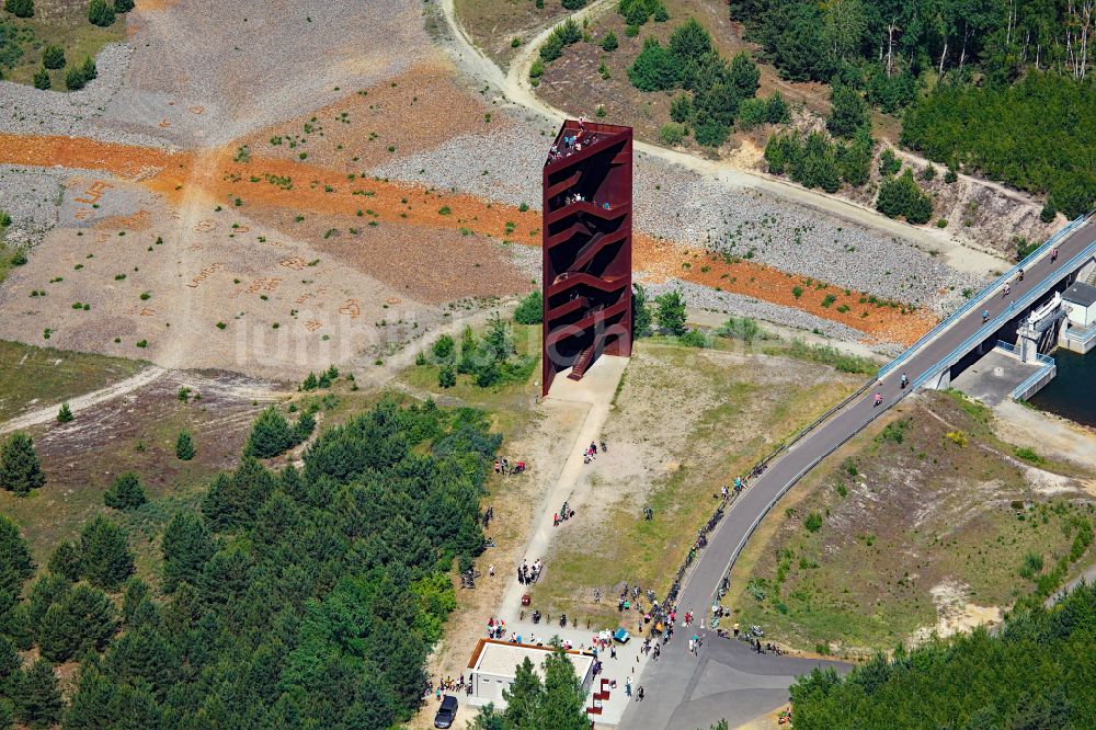 Luftaufnahme Großkoschen - Bauwerk des Aussichtsturmes Rostiger Nagel in Großkoschen im Bundesland Brandenburg, Deutschland