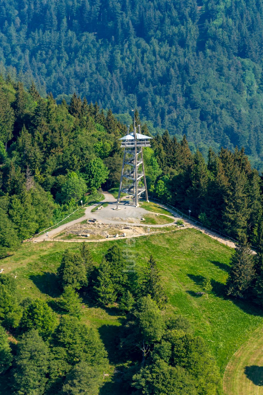 Oberried von oben - Bauwerk des Aussichtsturmes Schauinsland Turm in Oberried im Bundesland Baden-Württemberg, Deutschland