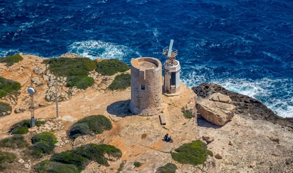 Luftbild Se Torre Nova - Bauwerk des Aussichtsturmes des Wehrturms Torre d'Ivan auf der Halbinsel Roca Fesa in Se Torre Nova in Balearische Insel Mallorca, Spanien