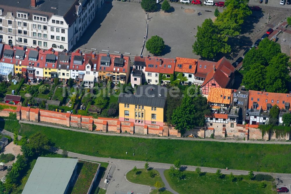 Luftbild Rostock - Bauwerk der historischen Stadtmauer im Ortsteil Stadtmitte in Rostock im Bundesland Mecklenburg-Vorpommern, Deutschland