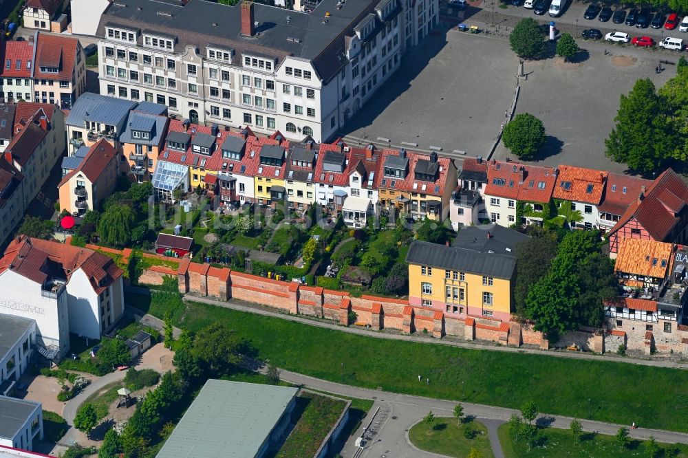 Luftaufnahme Rostock - Bauwerk der historischen Stadtmauer im Ortsteil Stadtmitte in Rostock im Bundesland Mecklenburg-Vorpommern, Deutschland