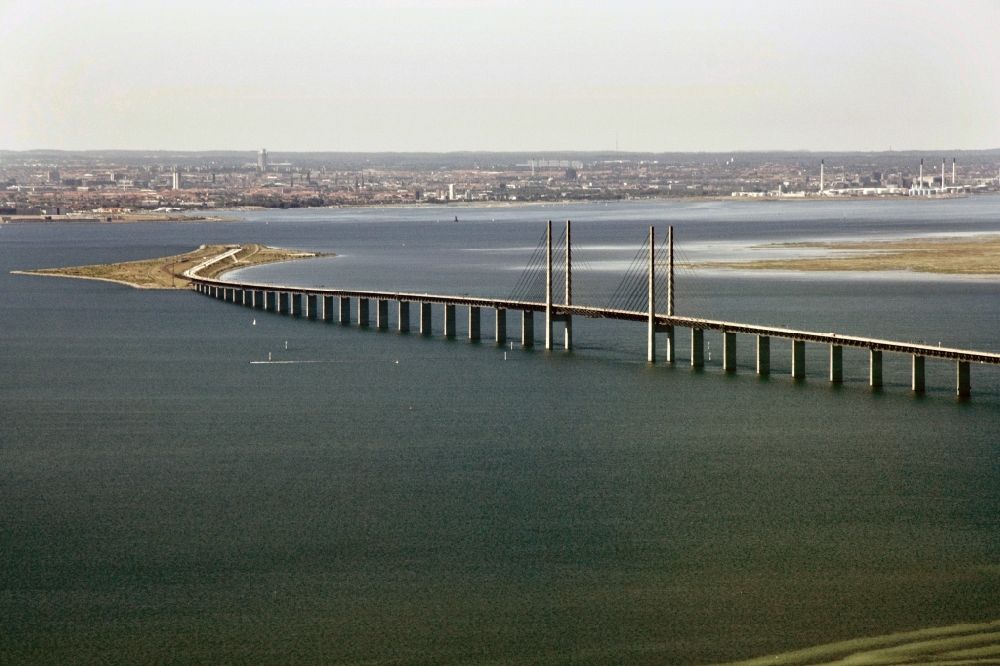 Malmö von oben - Bauwerk der Öresundbrücke zwischen Malmö und Saltholm in der Provinz Schonen in Schweden